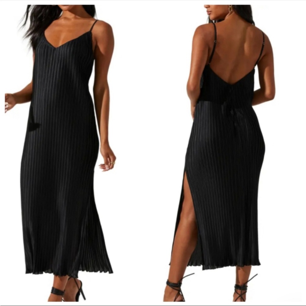 Astr Pleated MIDI Dress in Black (Small)